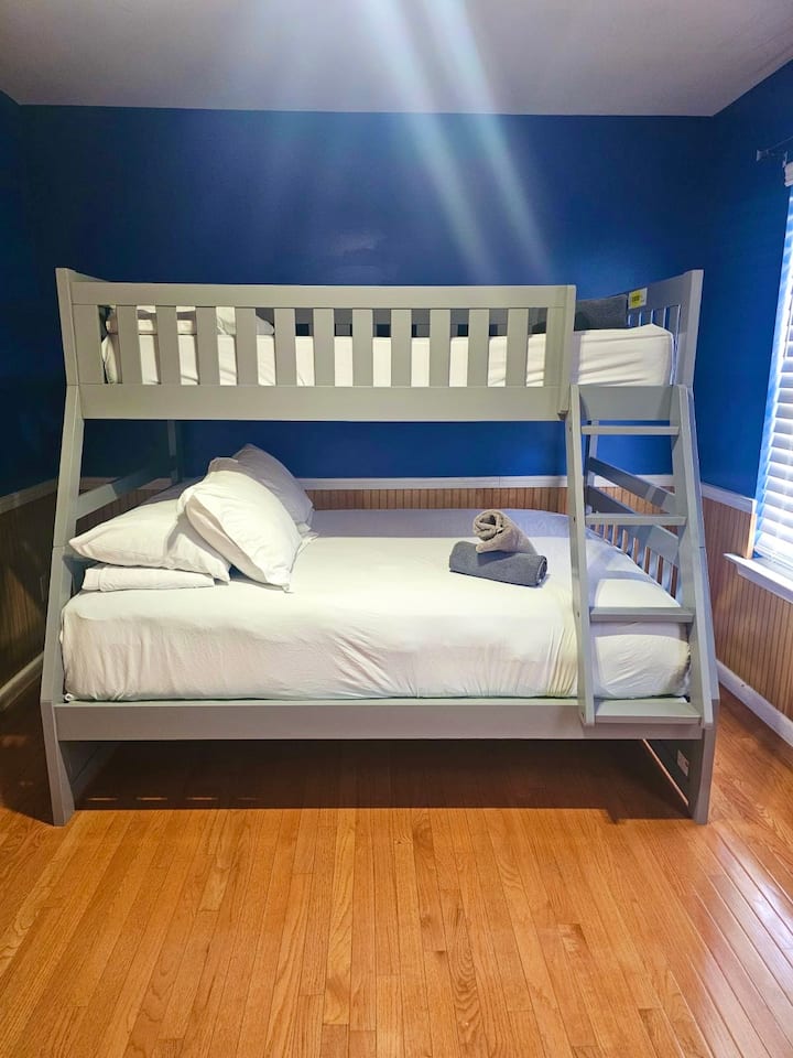 [Spálňa č. 5] Krásna izba zariadená poschodovou posteľou s dvoma samostatnými lôžkami na vrchu a plnohodnotnou posteľou na spodnej úrovni. Vyspia sa 3 osoby.