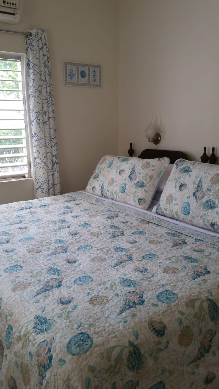 第二间卧室配备空调和加大双人床