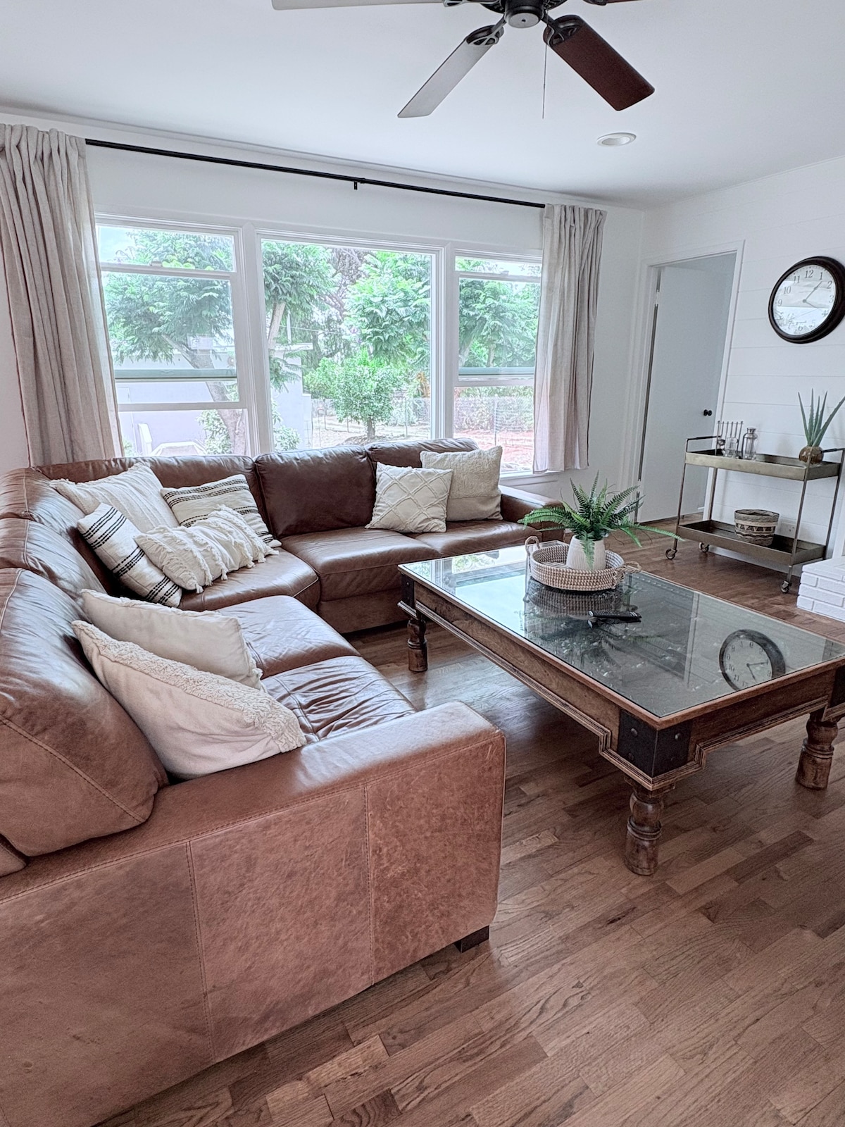 Successful Airbnb property: Close to Beach Sunny Modern Home with King Bed in Vista