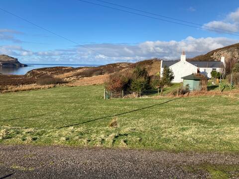 “The Cedars" croft cottage Portnalong Isle of Skye