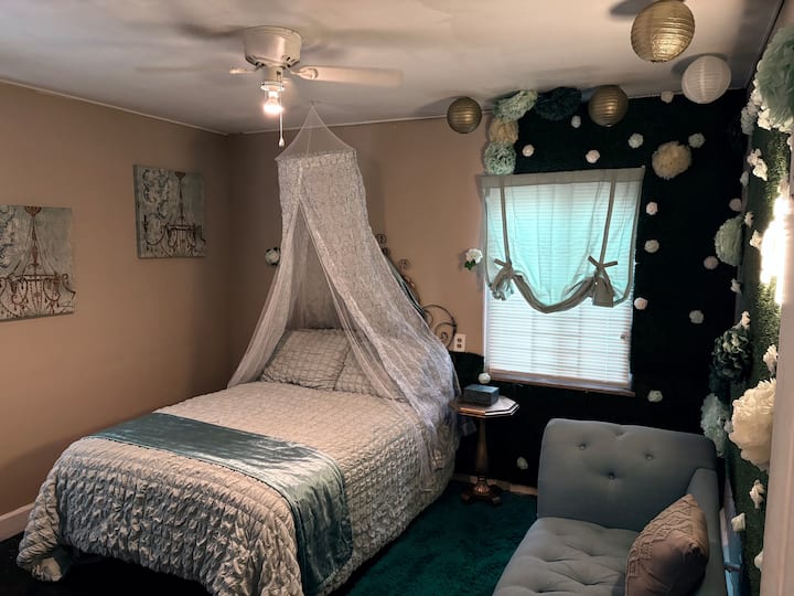 ที่พักนี้ตั้งอยู่บนชั้นหลักของบ้าน มีเตียงคู่ 1 หลัง