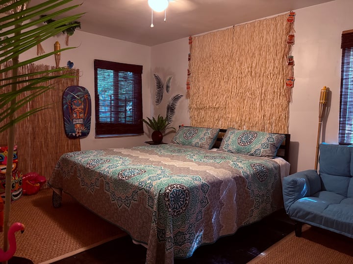 ที่พักนี้ตั้งอยู่บนชั้นหลักของบ้าน มีเตียงคิงไซส์หนึ่งเตียงและโซฟาแบบปรับเปลี่ยนได้หนึ่งตัว