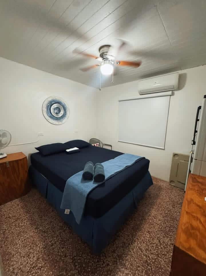 Krevat dopio "queen", ajër i kondicionuar, ventilator tavani, perde errësuese 