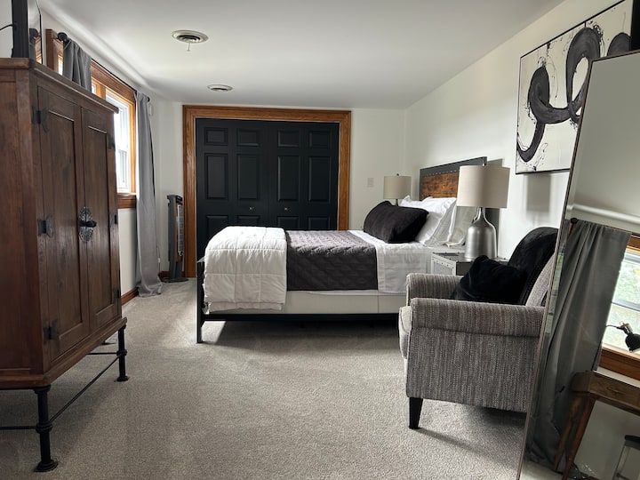 Chumba cha kulala cha roshani kilicho na kitanda cha malkia, televisheni, kifua cha kuhifadhi, eneo la kukaa, kioo cha urefu kamili na dawati. Mablanketi na mito mingi ya ziada kwenye kabati ili kustarehesha. 