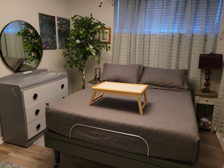 Svetlá a priestranná spálňa s rozmermi 12 x 10 stôp.