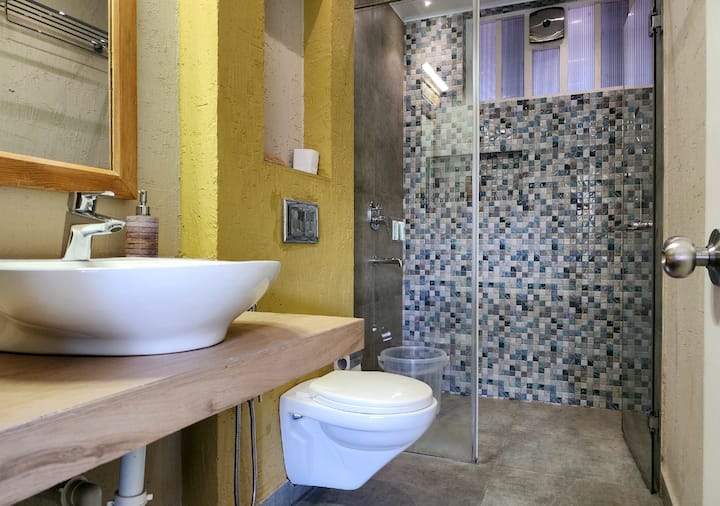 Full bathroom 1 image 1