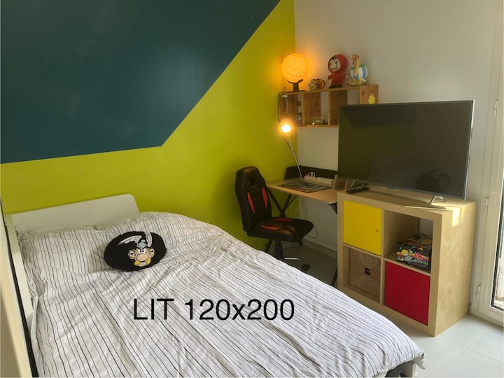 سرير لطفلين أو شخص بالغ واحد 
الحجم 120 × 200