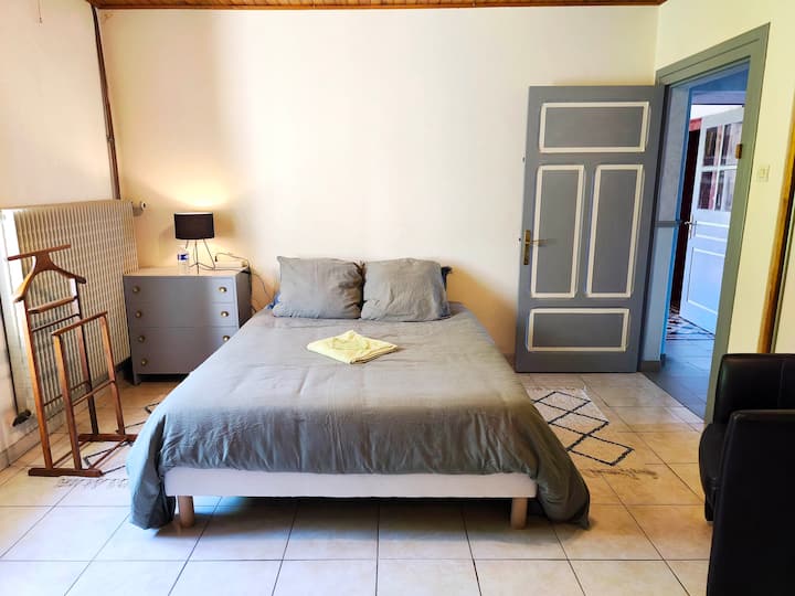 La habitación 1 de la planta baja, que actualmente consta de 2 camas, frente a la puerta de entrada (1 cama doble y 1 cama motorizada para 1 persona), es la habitación más fresca de la casa en verano; se puede agregar un refrigerador. 
