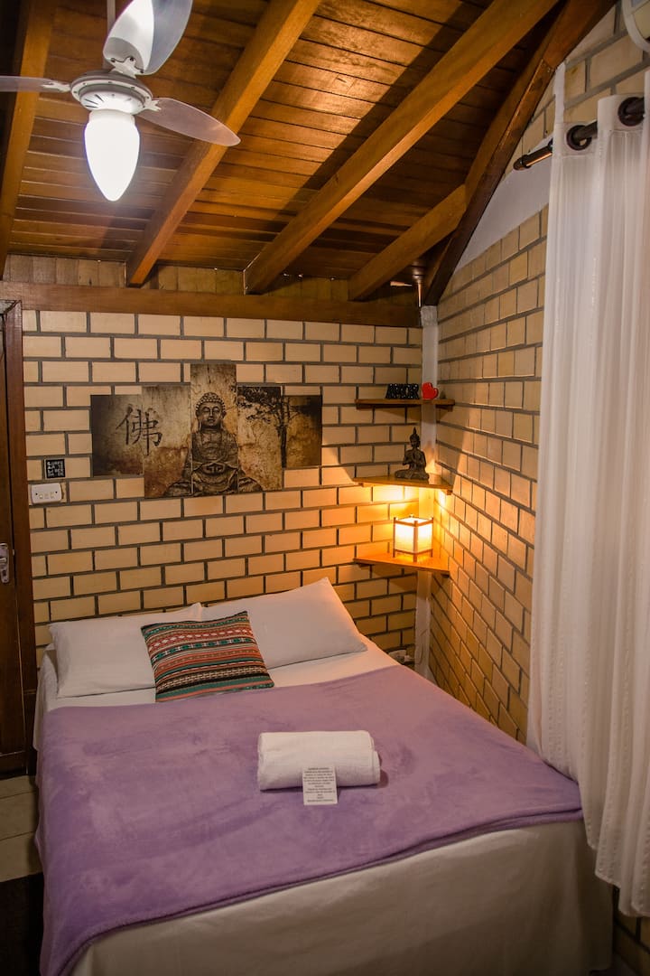 Lit double standard, décoré pour une atmosphère confortable et confortable