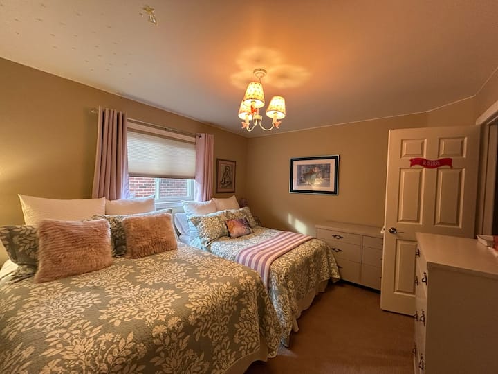 Მეორე საძინებელი სასტუმრო ოთახით 2 სრული ზომის საწოლით. (დაამატეთ მესამე ან/და მეოთხე პირს)