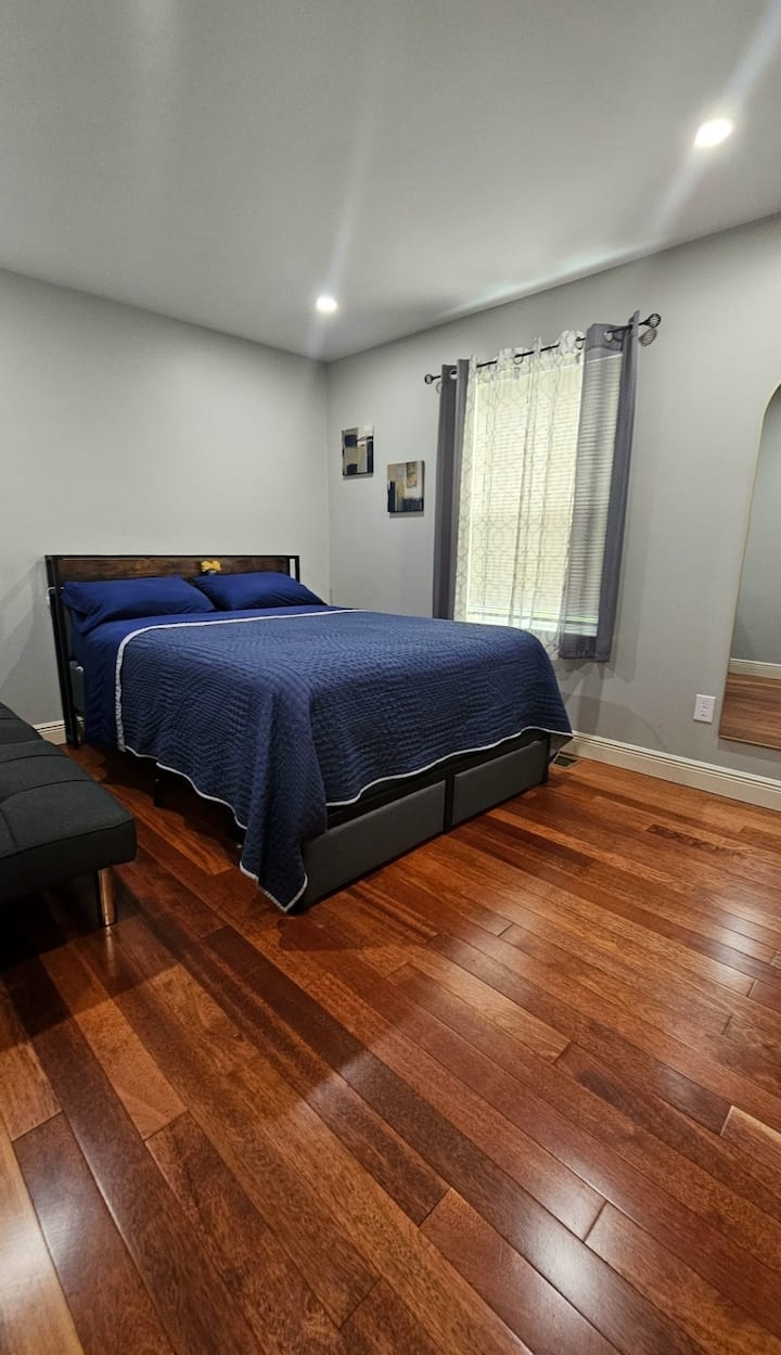 تتميز هذه الغرفة بسرير بحجم ملكي وسرير أريكة. كما أنها مجهزة بمرآة كاملة الطول بالإضافة إلى بطانيات إضافية. تسمح فتحات الأرضية بتدفق سلس ومنعش لمكيف الهواء في أشهر الصيف وتدفق كبير للحرارة في فصل الشتاء.