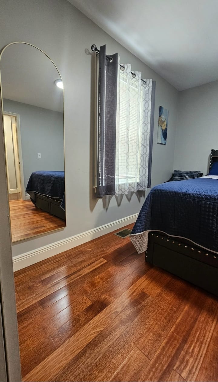 تحتوي هذه الغرفة على سرير متوسط الحجم مع مساحة تخزين مدمجة. كما أنها مجهزة بمرآة كاملة الطول بالإضافة إلى بطانيات إضافية. تسمح فتحات الأرضية بتدفق سلس ومنعش لمكيف الهواء في أشهر الصيف وتدفق كبير للحرارة في فصل الشتاء.