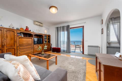 Top performing Airbnb: Apartman Sanja, Centar, outside separated entrance in Grad Makarska