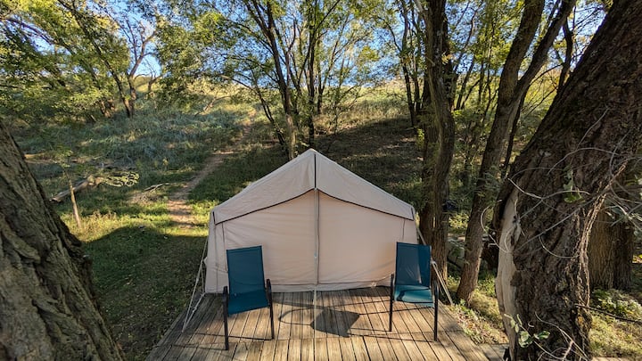 Notre chalet de glamping offre une expérience unique.

Un lit Queen Size et une atmosphère chaleureuse. La petite terrasse donne sur la maison principale.

** L'utilisation de la tente safari nécessite une réservation pour 8 personnes. (25 $/personne/nuit)

Disponible du 1er avril au 31 octobre
