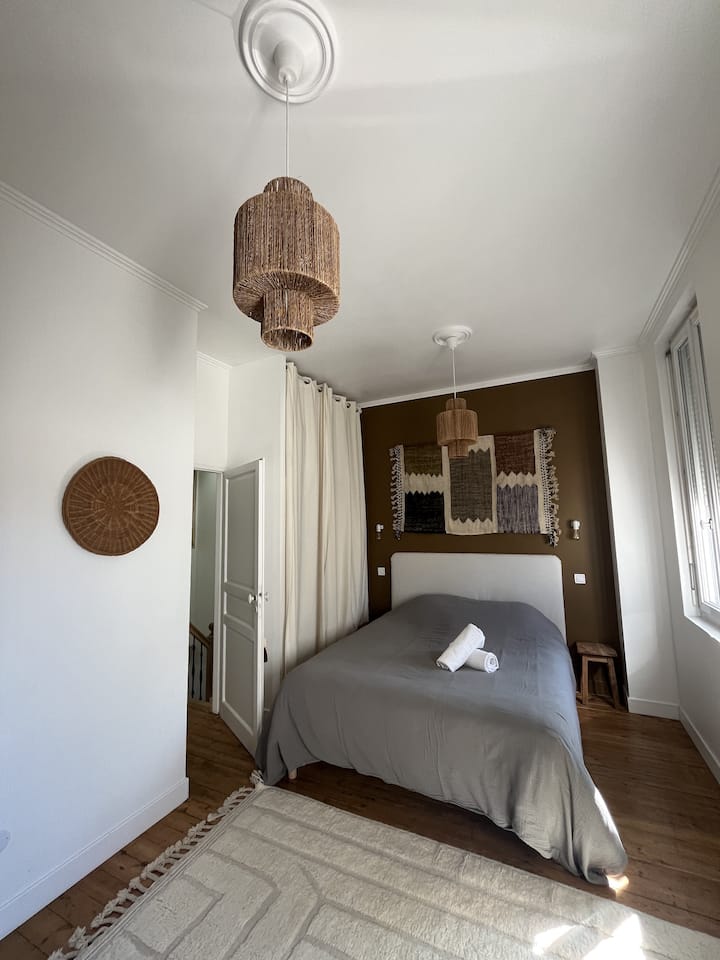 Esta habitación doble está situada en el piso de arriba, contiene una cama tamaño queen (160 cm), cuenta con su propio baño privado con ducha. Muy luminosa y espaciosa, da al patio interior.