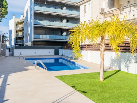 Apartment 100m beach and train with free parking