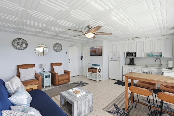 Walk To Beach • Pool • Sleeps 4 • Spotless - St. Pete Beach, FL