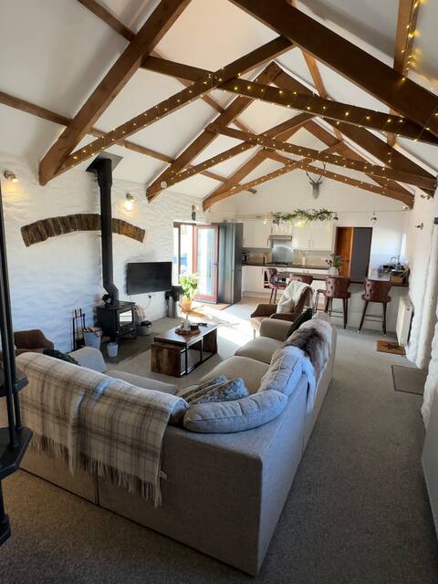 Hunters Lodge, Cosy Barn with Hot Tub & Log Fire.