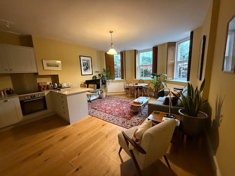 Popular Airbnb listing: Charming Clifton Flat Driveway Parking, EV Charger in Long Ashton