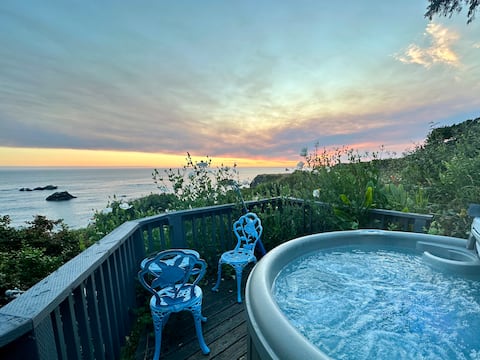 Sweet Oceanfront Studio in Vintage Cabin (Hot Tub)