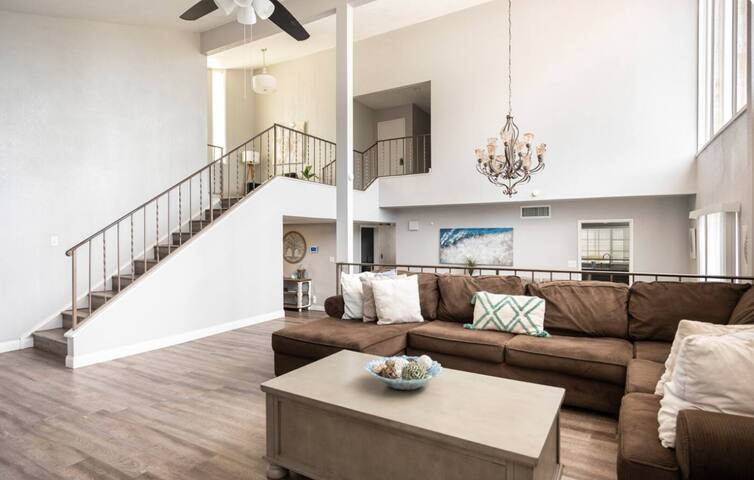 Vegas Oasis Near Strip – 5bdr. 4.5 Bath gallery image 3