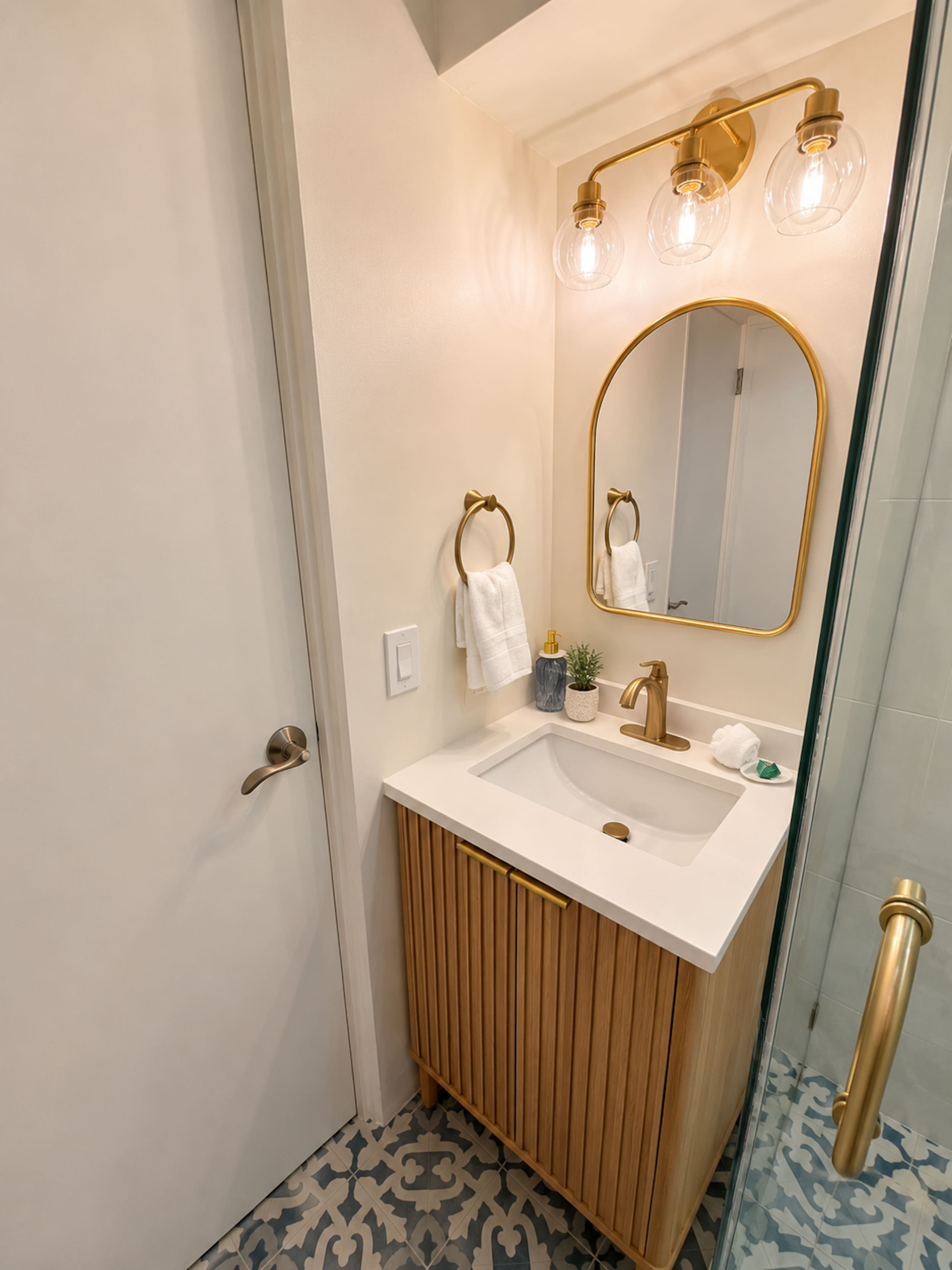 Condo in Honolulu · ★4.84 · 1 bedroom · 2 beds · 1 private bath - Image 17