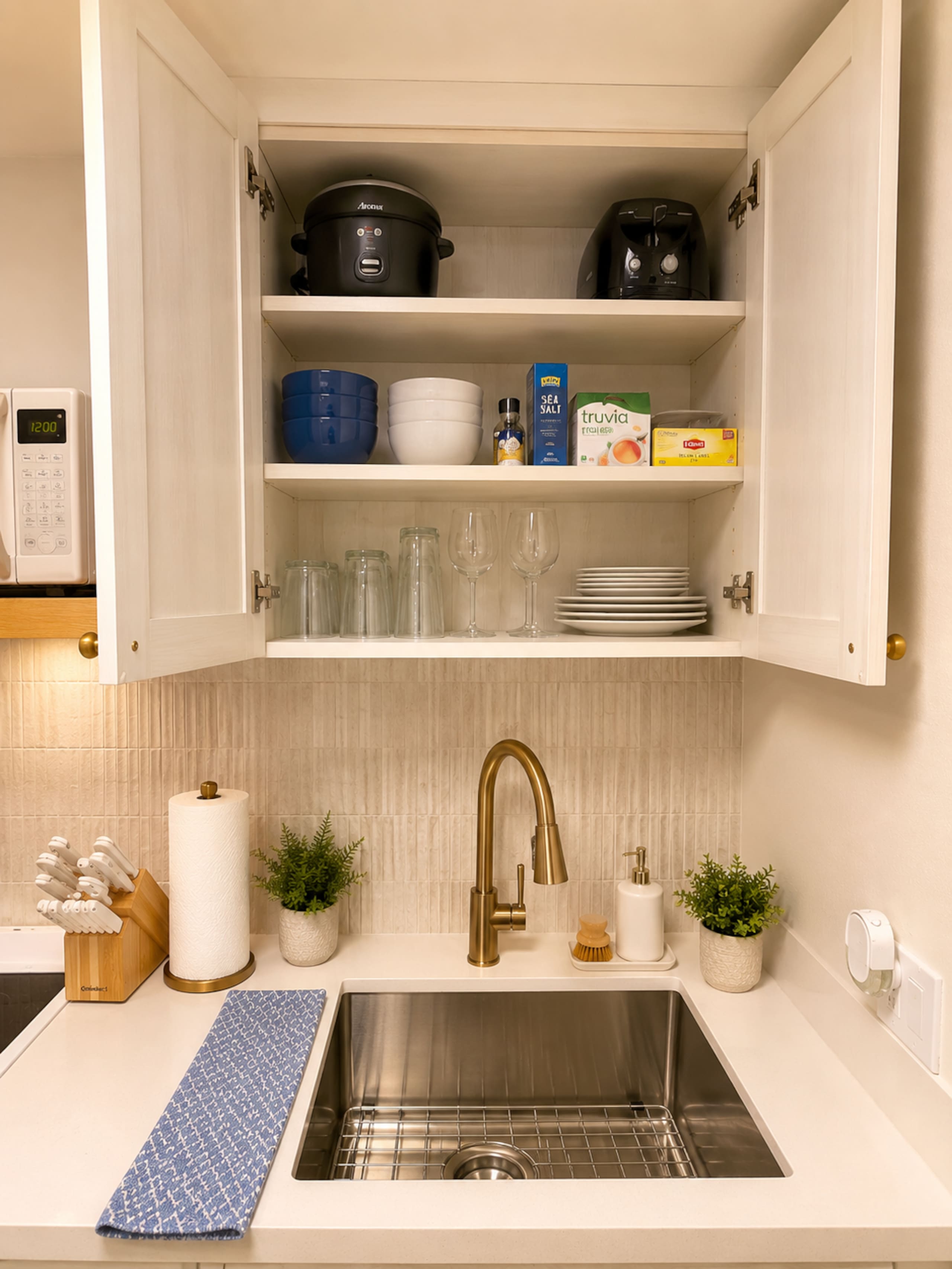 Condo in Honolulu · ★4.84 · 1 bedroom · 2 beds · 1 private bath - Image 12