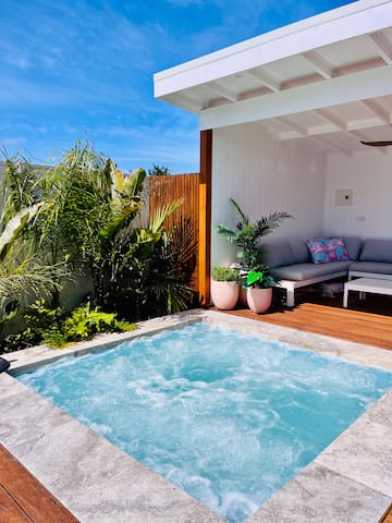 Luxury Beach House w Spa Pool, Cabana & Fireplace