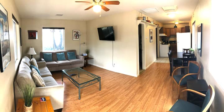 Дневната соба може да се пофали со многу удобен кауч со брачен кревет (широк 150-179 см) со душек од мемори пена, втор кауч, паметен телевизор од 40 инчи со Netflix, Max, AppleTV и АПЛИКАЦИЈАТА DirecTV за телевизија во живо! 