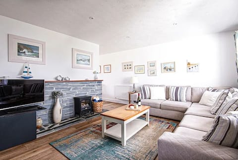 Top Airbnb: Family friendly Bungalow with large garden in Rock in St. Minver Lowlands