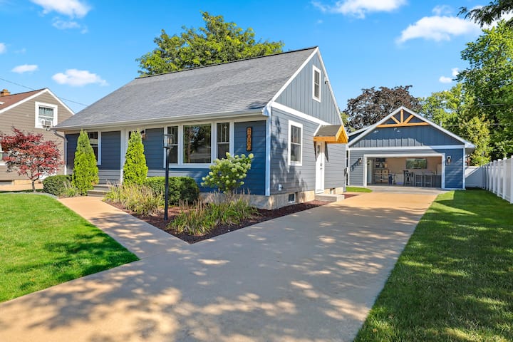 House W/finished Garage Walk To Lambeau/bars/resch - Hobart, WI