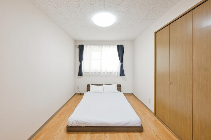 La recámara es sencilla y fácil de usar.Con la cama colocada en el centro y espacio a ambos lados, la habitación se siente despejada y es fácil moverse por ella.También hay un clóset, lo que facilita la organización de tus pertenencias y garantiza una estancia cómoda.Puede disfrutar de una noche de sueño reparador en un entorno tranquilo.