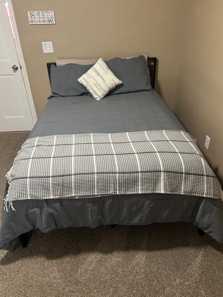 这间卧室位于楼上，配有一张双人床。 