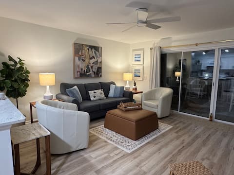 Top Airbnb: Light-filled/Beach-Ocean views/Top floor condo in Carolina Beach