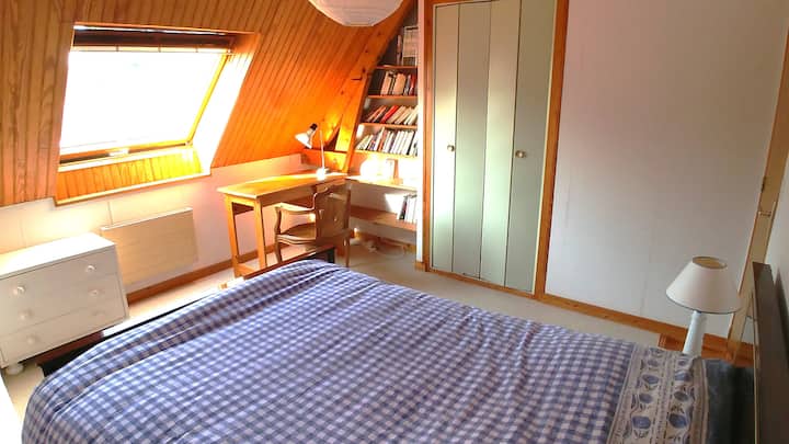 ห้อง 2: ชั้น 1 เตียงขนาด 140 ซม. - Chambre 2: étage, lit 140cm.