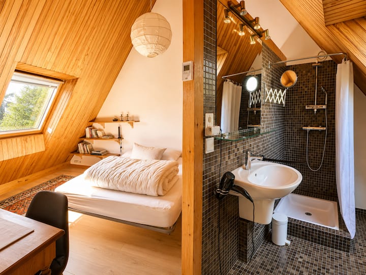ห้อง 5: ชั้น 1 พร้อมฝักบัวอาบน้ำ เตียงขนาด 160 ซม. / Chambre 5: 1er étage, douche, lit 160cm.