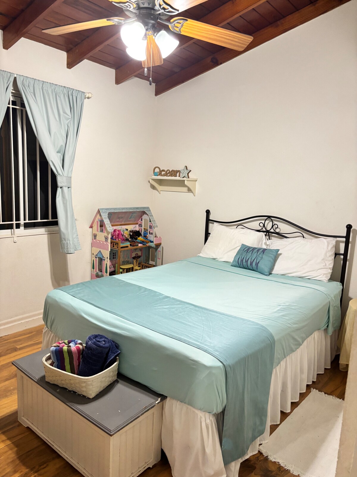 Cama tamaño queen.  Aire acondicionado y ventilador de techo en el dormitorio.