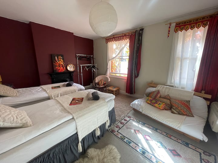 Habitación principal hecha como una cama doble.