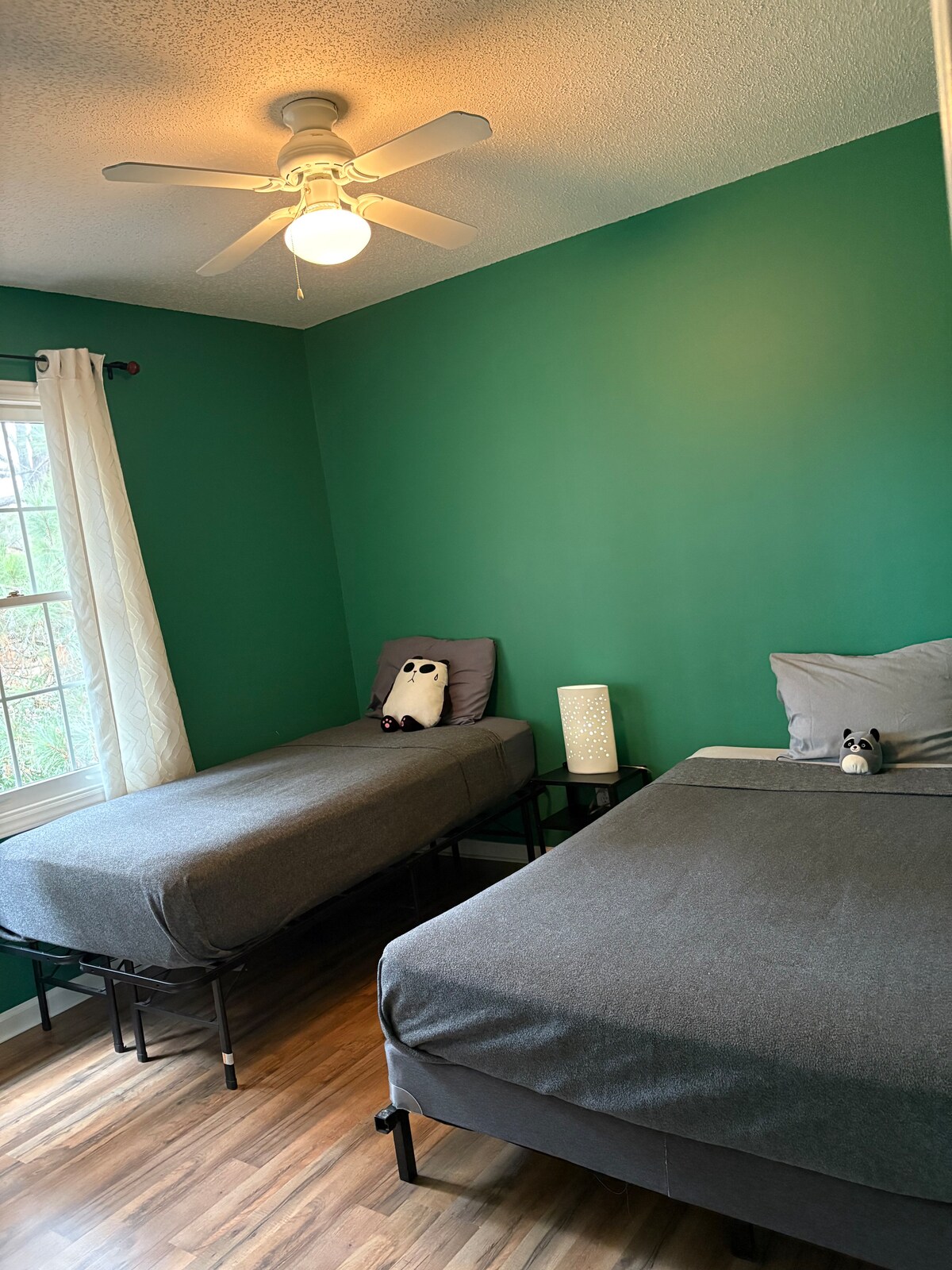 מיטות זוגיות ומלאות בחדר השינה השלישי, בקומה השנייה.