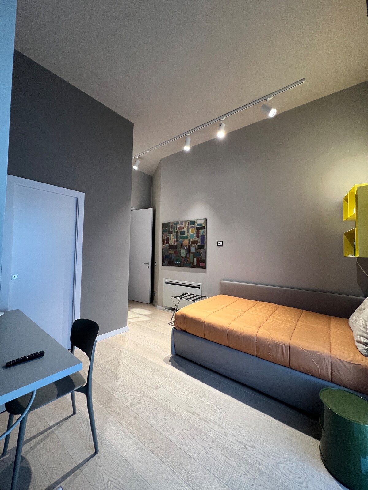 Dormitorio con una cama y media y cama individual extraíble 