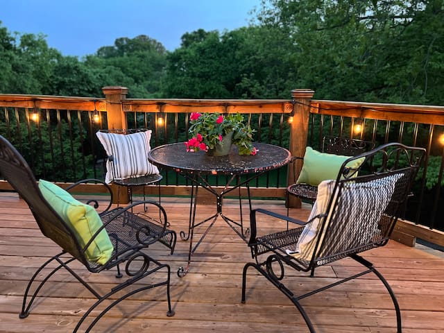 Rosebank Retreat: 2 King Beds, Clawfoot Tub