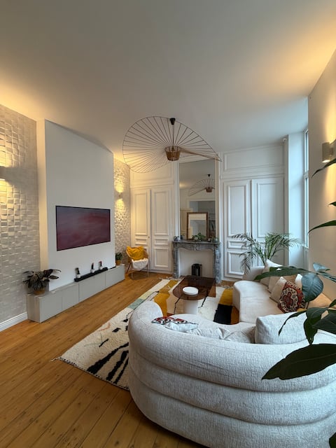 Popular Airbnb listing: Beautiful Haussmannian Apartment, 115 m², Charming & Luxurious in Lille Centre