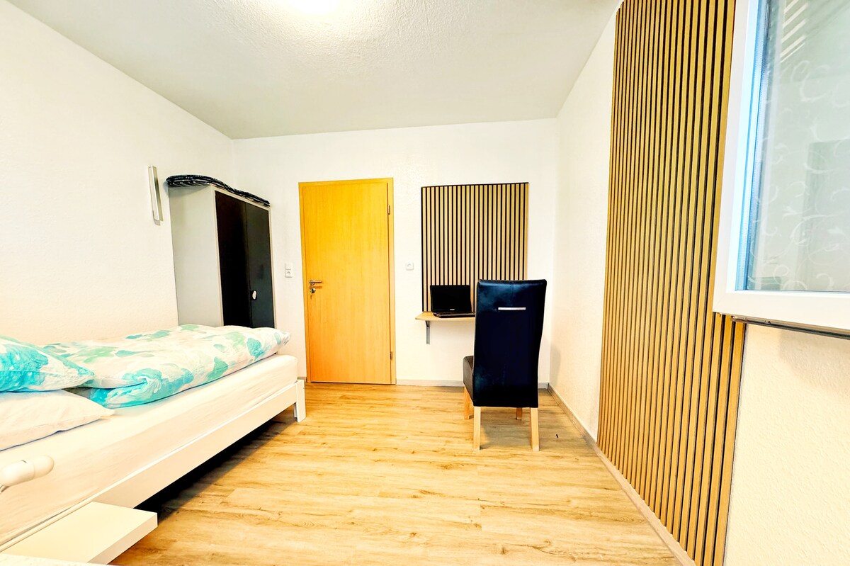 
Lichte, moderne kamer met groot raam, knus bed en praktische werkplek ideaal voor zakenreizigers of gasten die rust en comfort zoeken. Wifi, verwarming perfect om te werken en te ontspannen