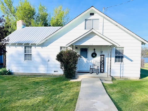 Stylish Cottage • Perfect for Work or Relaxation