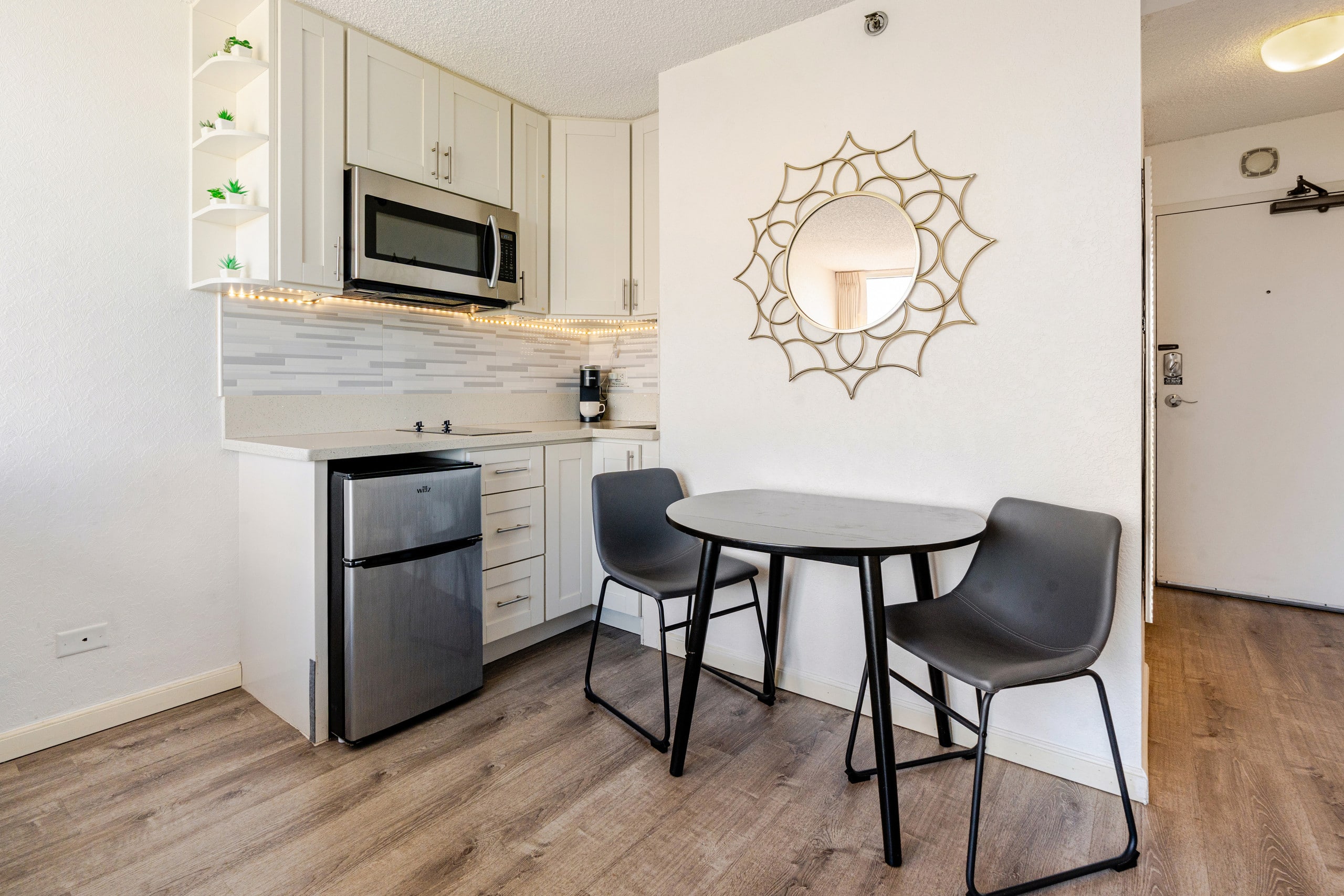 Condo in Honolulu · ★4.94 · Studio · 2 beds · 1 bath - Image 4