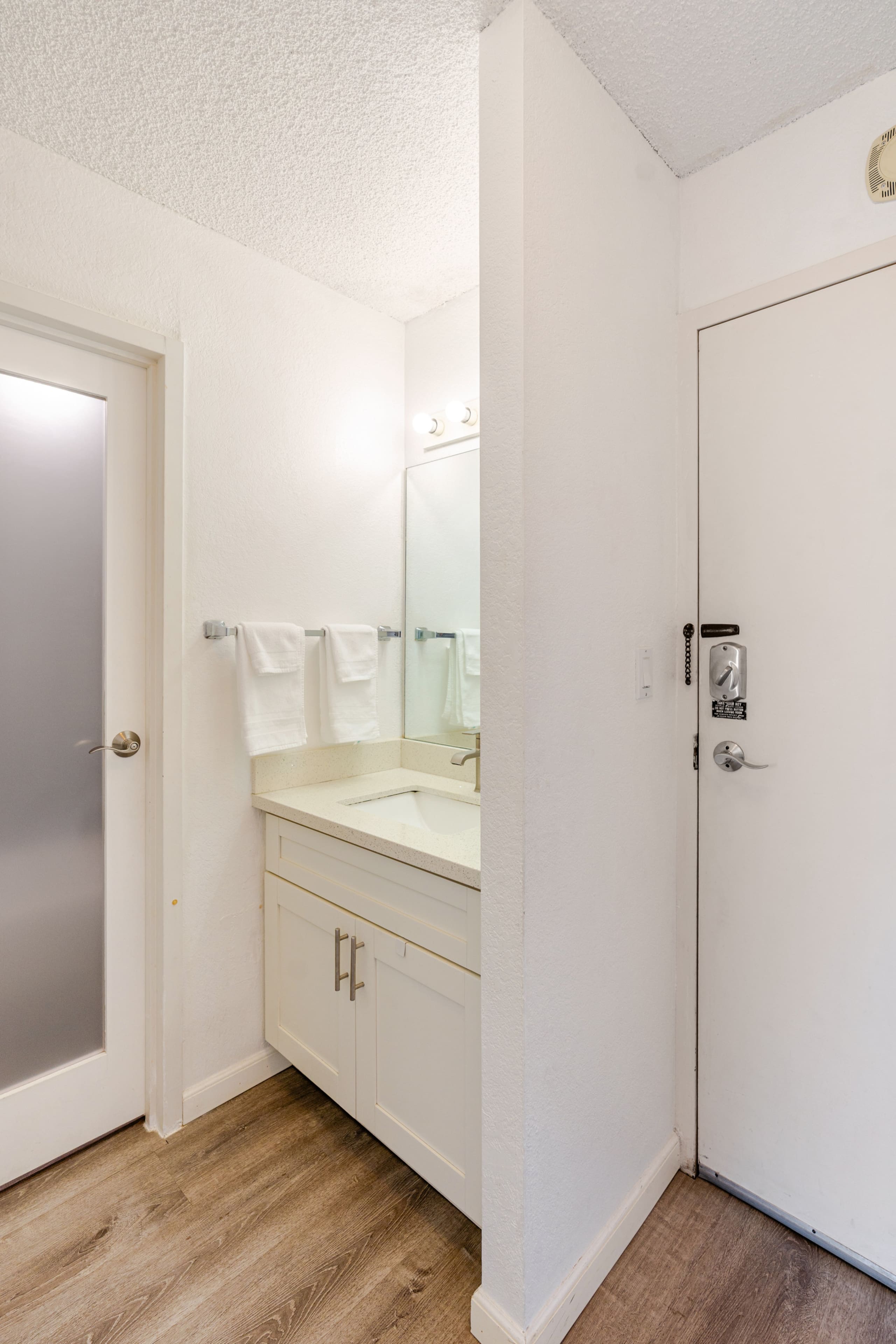 Condo in Honolulu · ★4.94 · Studio · 2 beds · 1 bath - Image 8