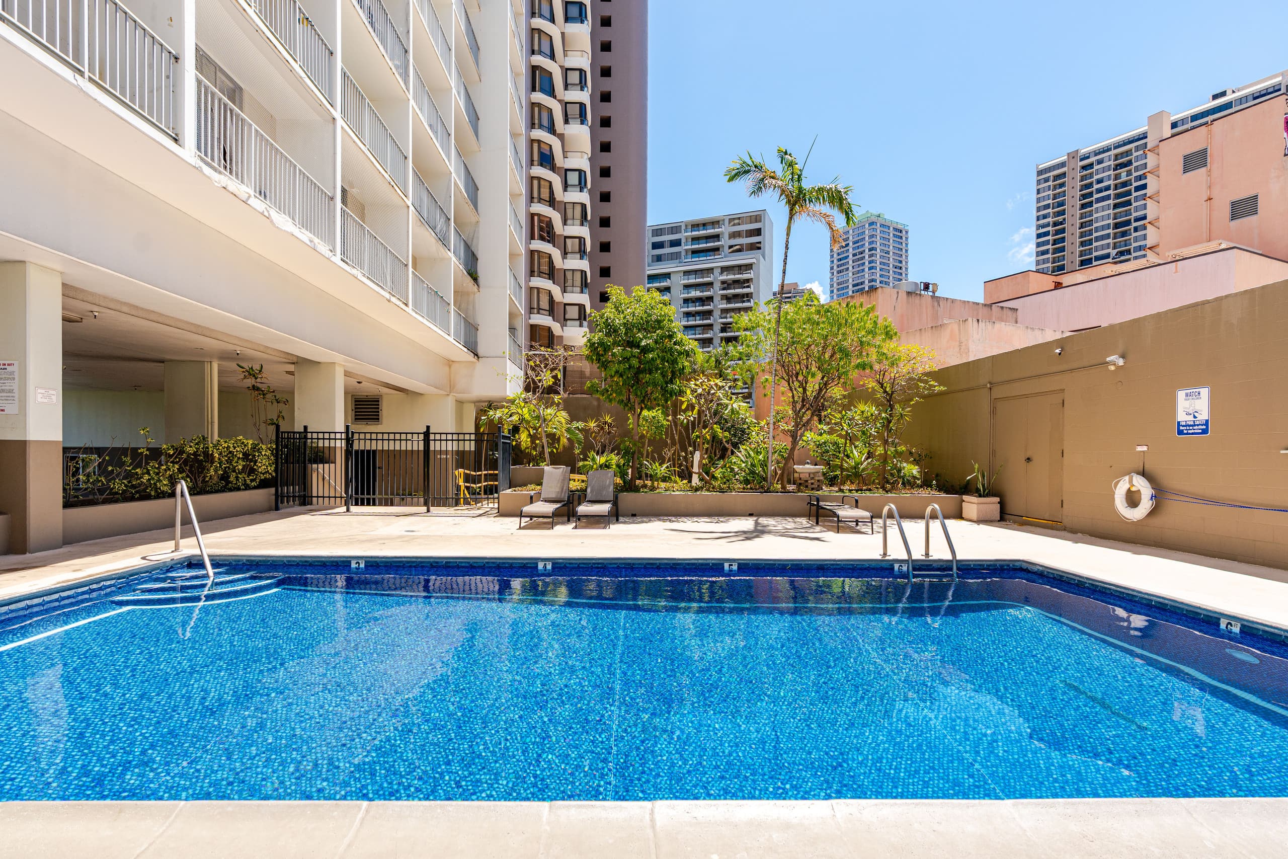 Condo in Honolulu · ★4.94 · Studio · 2 beds · 1 bath - Image 13