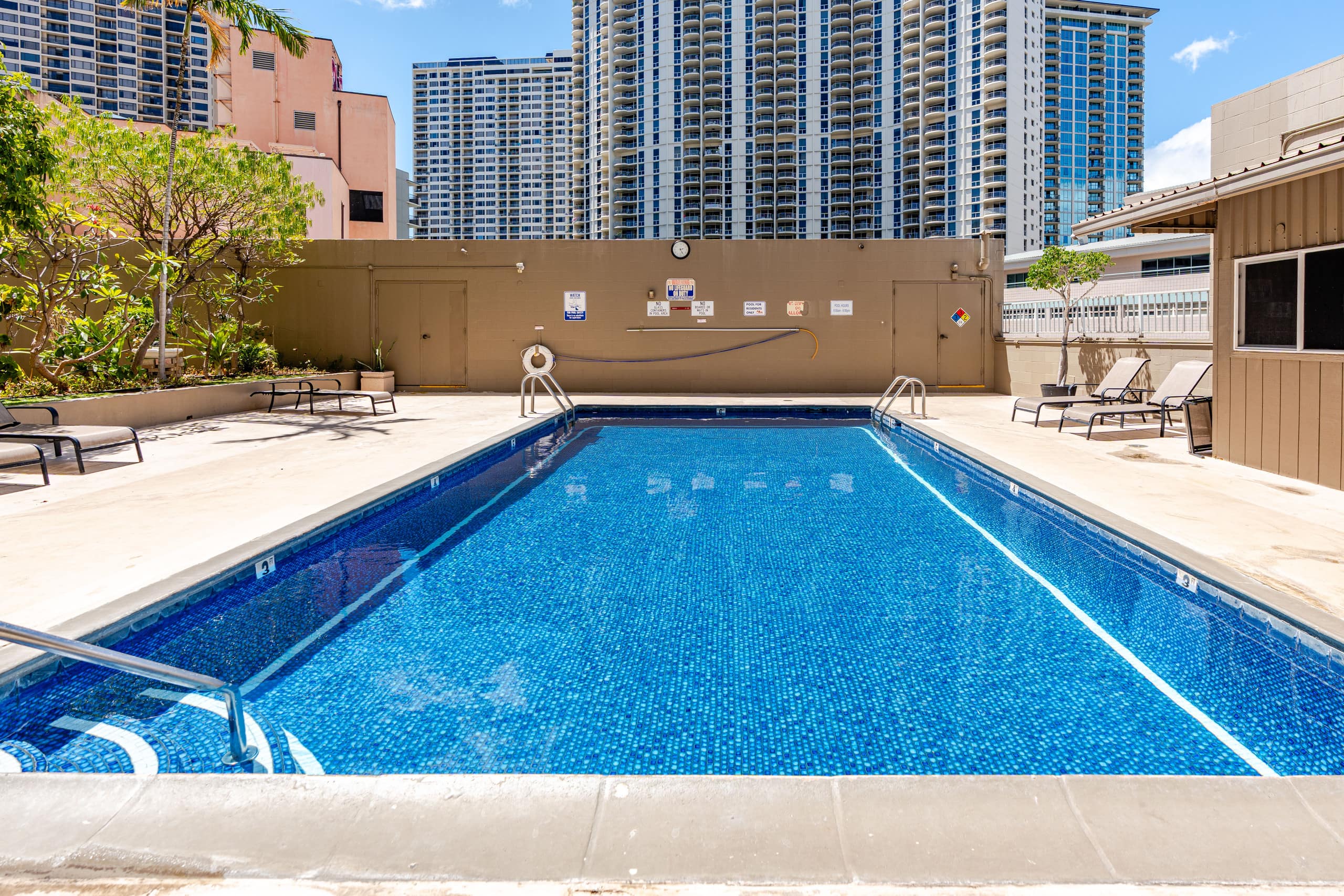 Condo in Honolulu · ★4.94 · Studio · 2 beds · 1 bath - Image 12