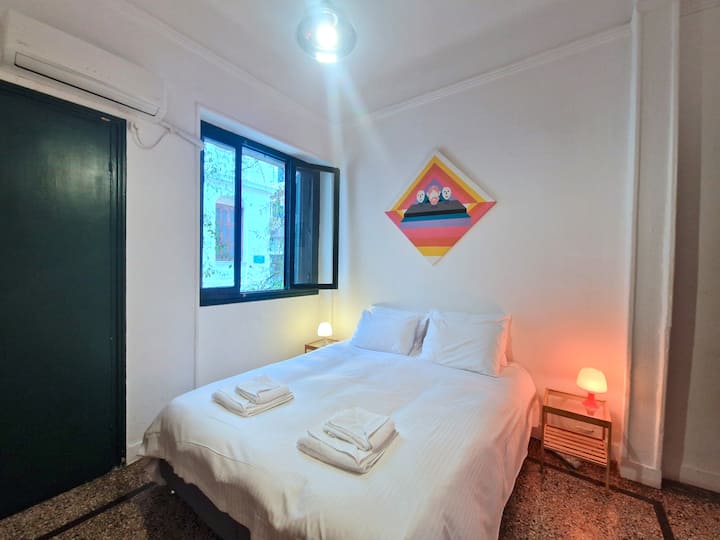 Apartamento en planta baja EP9G - Dormitorio 2 con cama tamaño queen que se puede configurar como 2 individuales