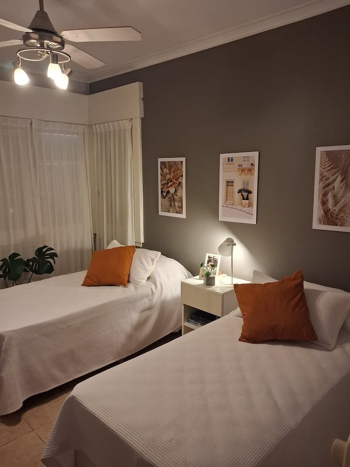 Спална соба со еден и пол квадратен долен дел за двајца гости. Ако можете да ги споите креветите,ако гостите сакаат.